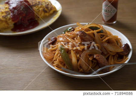 Napolitan and tomato omelet 71894086