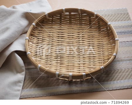 圓形棕色竹籃 71894269