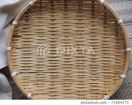 Round Shape Brown Bamboo Basket Round Shape Brown Bamboo Basket 71894271