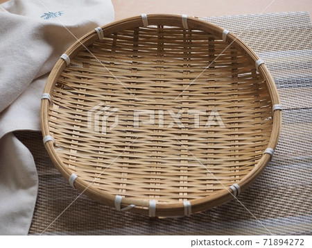 Round Shape Brown Bamboo Basket Round Shape Brown Bamboo Basket 71894272