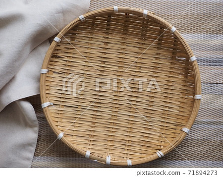 Round Shape Brown Bamboo Basket 71894273