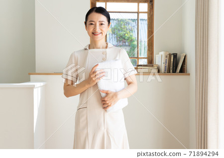 審美沙龍中的女人 71894294