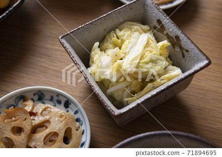 醃製的中國菜和蓮lotus 醃製的中國菜和蓮lotus 71894695