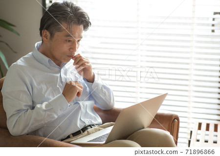 一個人驚訝地看到一台電腦 71896866