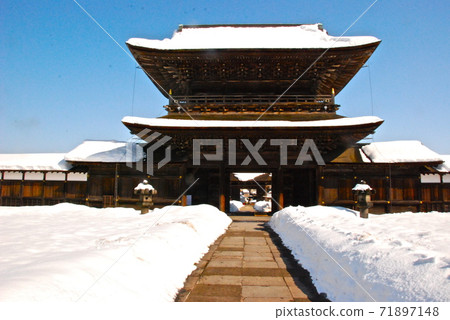 從內部看的瑞龍寺的“三門”（富山縣高岡市關本町35） 71897148