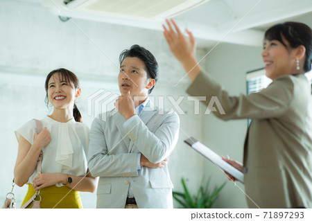 A woman who guides a couple 71897293