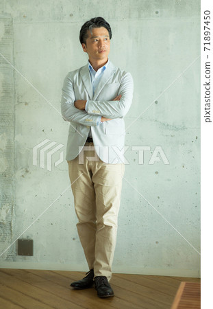 一個五十多歲的男人穿著夾克 一個五十多歲的男人穿著夾克 71897450