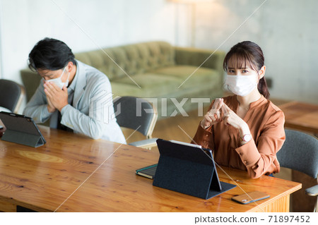 一個男人戴著口罩咳嗽 71897452