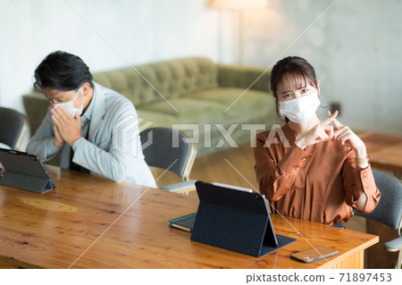 一個男人戴著口罩咳嗽 一個男人戴著口罩咳嗽 71897453