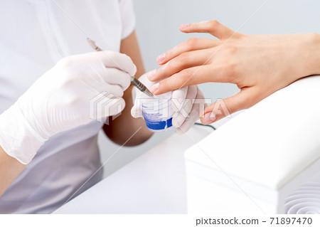 Hand covers varnish to nail. Hand covers varnish to nail. 71897470