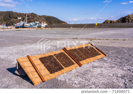 Sun-dried natural seaweed 71898071