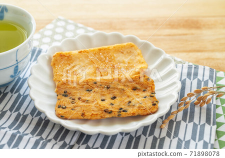 Okaki and tea Okaki and tea 71898078