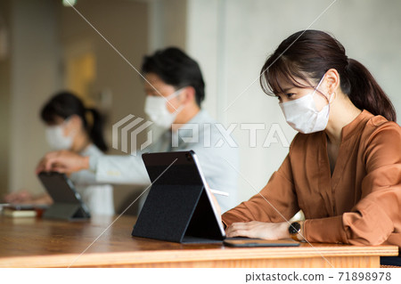 戴上口罩工作 71898978