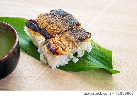 Grilled mackerel sushi 71899002