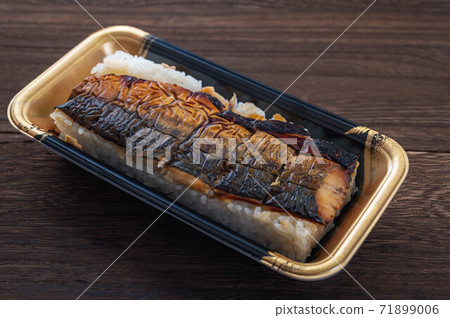 Grilled mackerel sushi 71899006