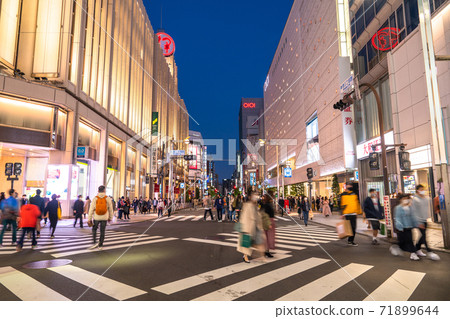 《Tokyo》 Shinjuku pedestrian paradise, downtown at night 71899644