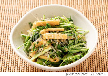 Mizuna, chirimenjako and fried tofu salad. 71899742
