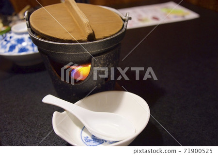 Image of tabletop stove and hot pot (mushroom hot pot) 71900525