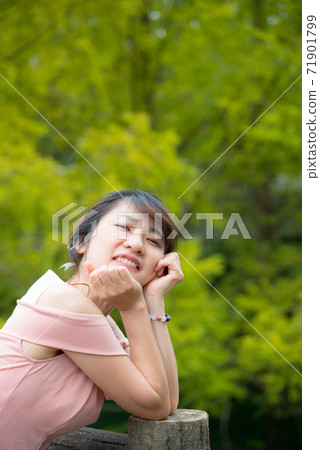 穿粉紅色的衣服去公園 穿粉紅色的衣服去公園 71901799
