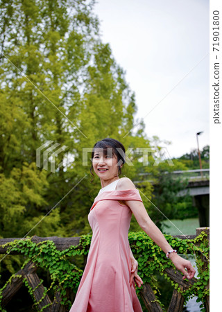 穿粉紅色的衣服去公園 穿粉紅色的衣服去公園 71901800