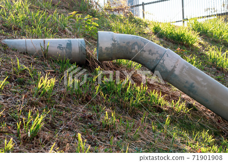 Broken drain pipe Broken drain pipe 71901908