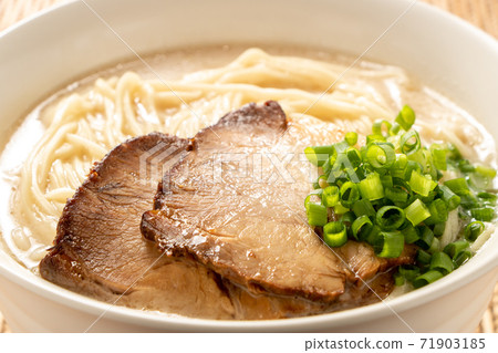 Hakata-style tonkotsu ramen. (The ingredients are char siu and green onions.) Hakata-style tonkotsu ramen. (The ingredients are char siu and green onions.) 71903185