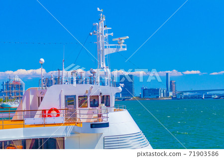 Scenery of the ship moored at Takeshiba Pier and Harumi Pier in the direction of Odaiba Scenery of the ship moored at Takeshiba Pier and Harumi Pier in the direction of Odaiba 71903586