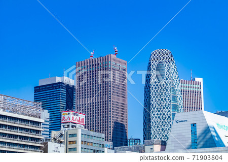 從新宿站西口看到的西新宿摩天大樓 71903804