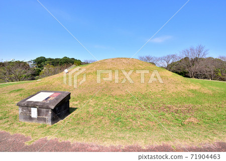 Maruyamazuka tumulus, large circular tumulus, decorated tumulus, Yame tumulus group, national historic site, Yame city, Fukuoka prefecture 71904463