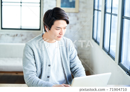 遠程辦公的年輕人 遠程辦公的年輕人 71904710