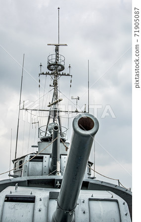 A cannons on the ship 71905087