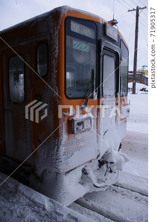 Tsugaru Railway vehicle with snow 71905317