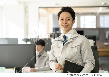 Smiling engineer Smiling engineer 71905790