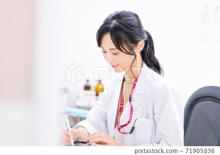 Female doctor to check the chart 71905836