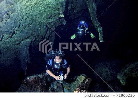 Cave diving in mexican cenotes Cave diving in mexican cenotes 71906230