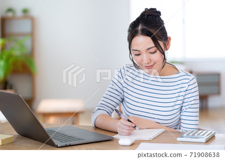 Young woman doing telework in the living room Young woman doing telework in the living room 71908638