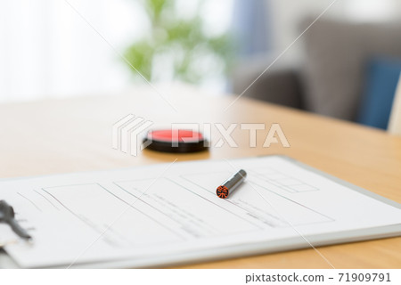 鈴木的漢子放在文件上 鈴木的漢子放在文件上 71909791
