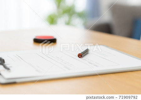 鈴木的漢子放在文件上 鈴木的漢子放在文件上 71909792