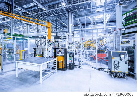 robots in a car plant 71909803