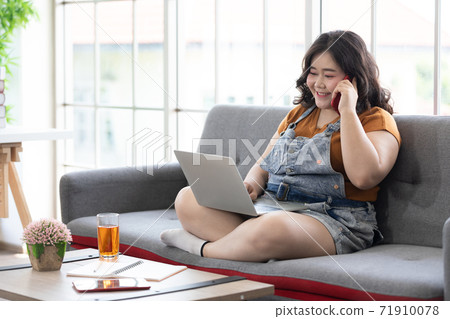 smile chubby woman talking on the phone for work or study 71910078