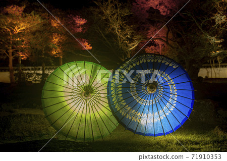 Various lights illuminate the Japanese umbrella and autumn leaves to make Okayama's Karasujo Light Source Town feel fantastic. Various lights illuminate the Japanese umbrella and autumn leaves to make Okayama's Karasujo Light Source Town feel fantastic. 71910353