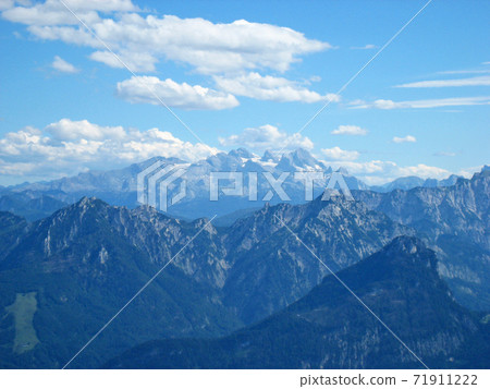 Snowy Alpine mountains seen from Mount Schaffberg, Salzkammergut, Austria Snowy Alpine mountains seen from Mount Schaffberg, Salzkammergut, Austria 71911222