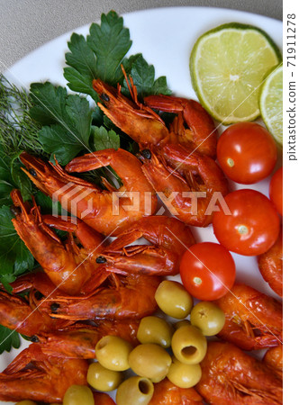 Cooked shrimp with fresh herbs 71911278