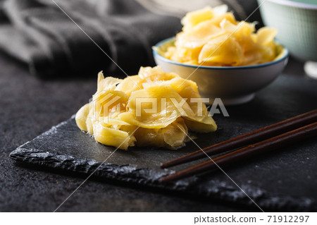 Pickled sushi ginger slices Pickled sushi ginger slices 71912297