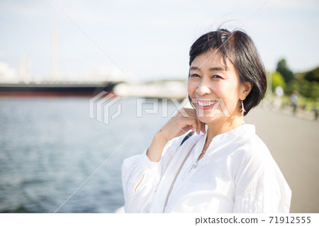 令人耳目一新的中年婦女享受山下公園地區 71912555