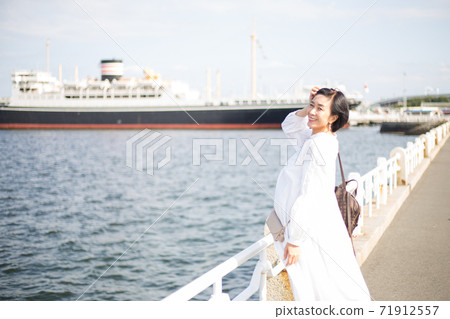 令人耳目一新的中年婦女享受山下公園地區 令人耳目一新的中年婦女享受山下公園地區 71912557