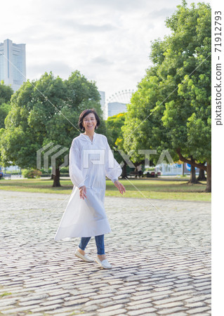 A refreshing middle-aged senior woman enjoying the Yamashita Park area 71912793