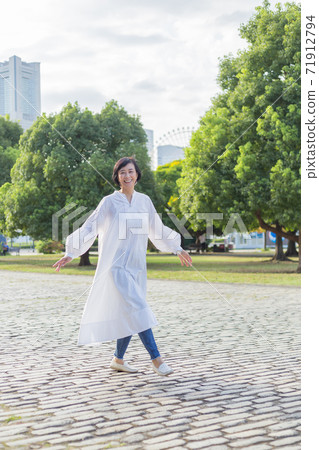 A refreshing middle-aged senior woman enjoying the Yamashita Park area A refreshing middle-aged senior woman enjoying the Yamashita Park area 71912794