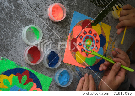 a mandala made of colored sand, the mom with the girls a mandala made of colored sand, the mom with the girls 71913080