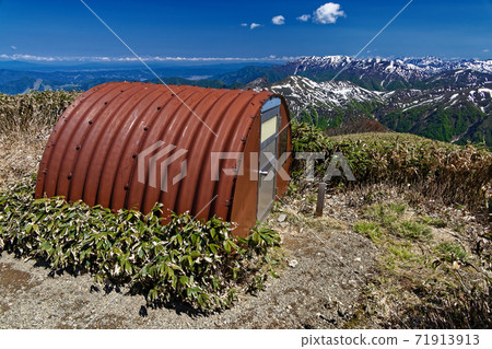 Tanigawa mountain range, Ichinokuradake refuge hut and mountain range in the direction of Mt. 71913913